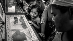 Funérailles des sœurs Daysi et Maria Luna, de la communauté Sergio Torres del Canton la Presa au cimetière municipal du nord de la ville d'Usulutan au Salvador et inhumées le jour des Saints Innocents