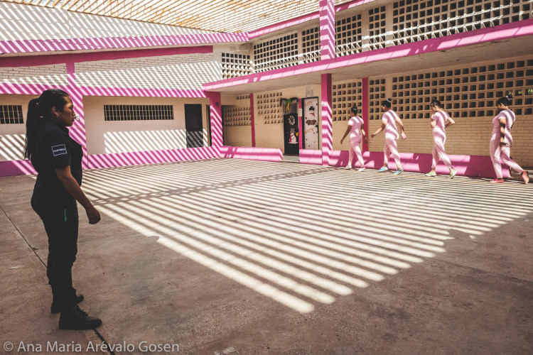 Dias Eternos, Women in prison in Venezuela