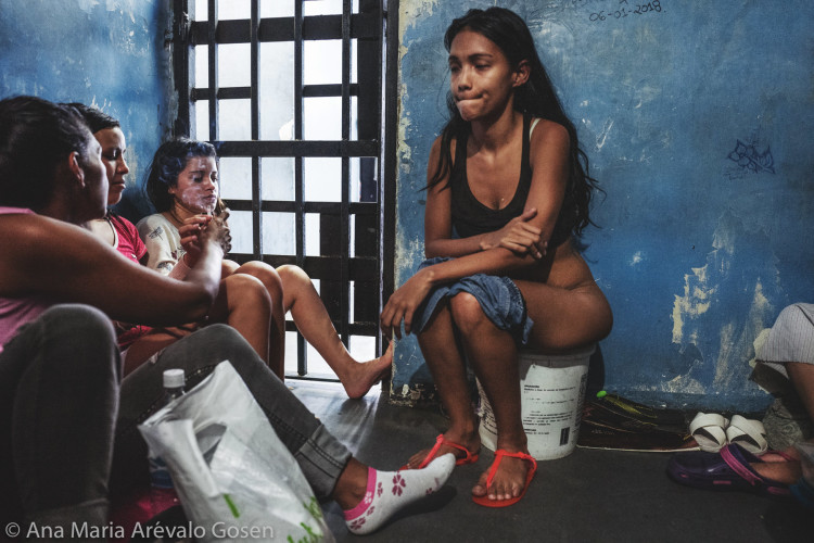 Dias Eternos, Women in prison in Venezuela